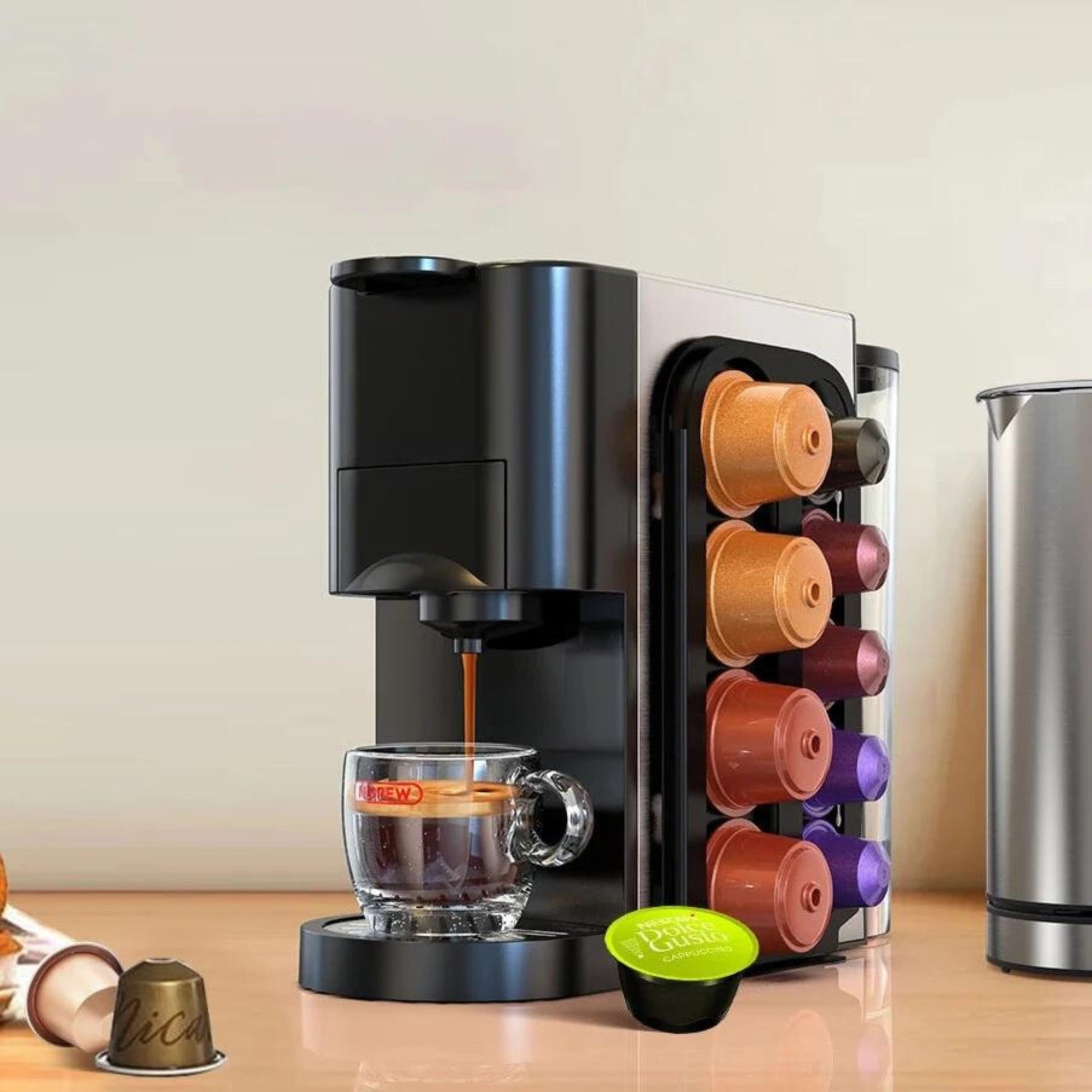 Machine à café - cafetière avec tasse et dosettes de café