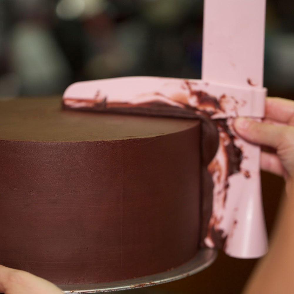 Spatule ajustable rose pour tout type de cake